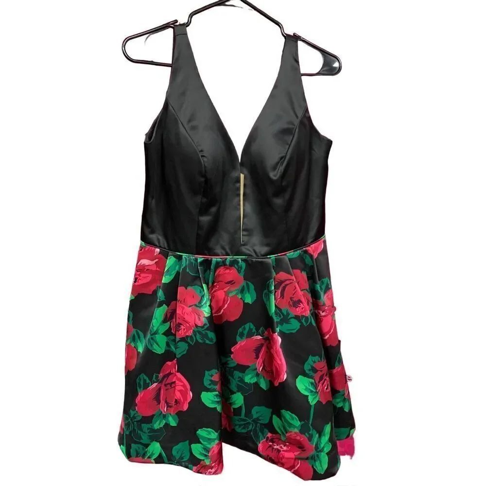 Floral Patterned Gown - Picture 2 of 7